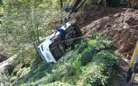 Rize'de heyelan; ahşap ev hasar gördü, minibüs uçuruma sürüklendi