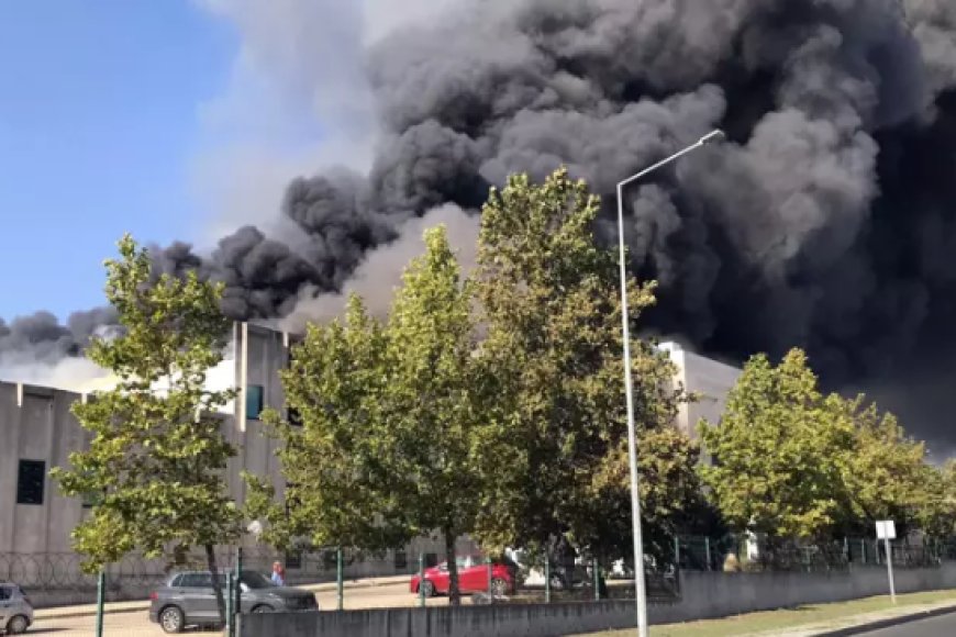 Çerkezköy'de bir kumaş fabrikasının deposunda yangın çıktı