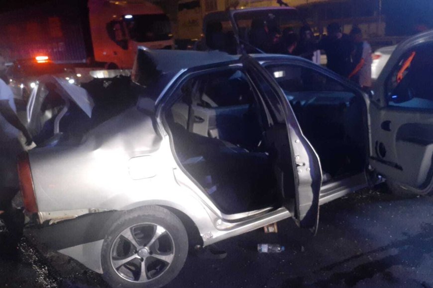 D-100'de 2 otomobile çarpan TIR'ın şoförü kaçtı; baba- oğul yaralandı