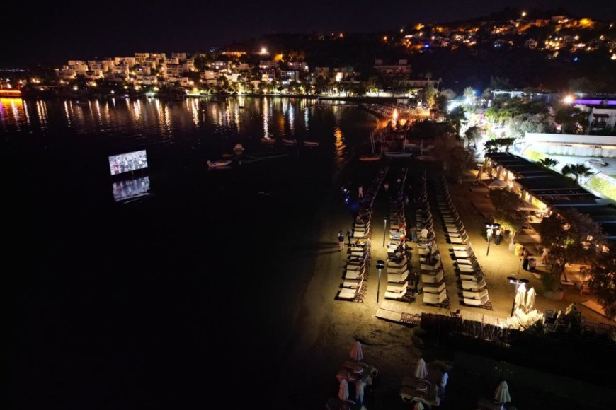 Muğla Bodrum'da şezlongda sinema keyfi