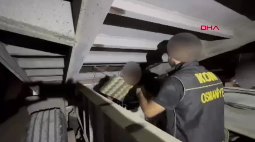 Kamyon kasasındaki gizli bölmeden 9 bin 200 paket kaçak sigara çıktı
