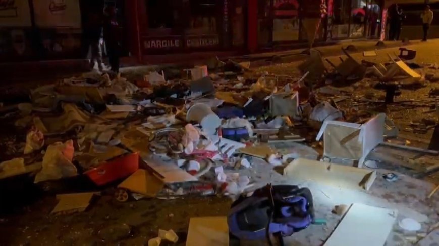 İstanbul-Sultanbeyli'de terk edilen eş evi ateşe verdi, eşyaları sokağa attı