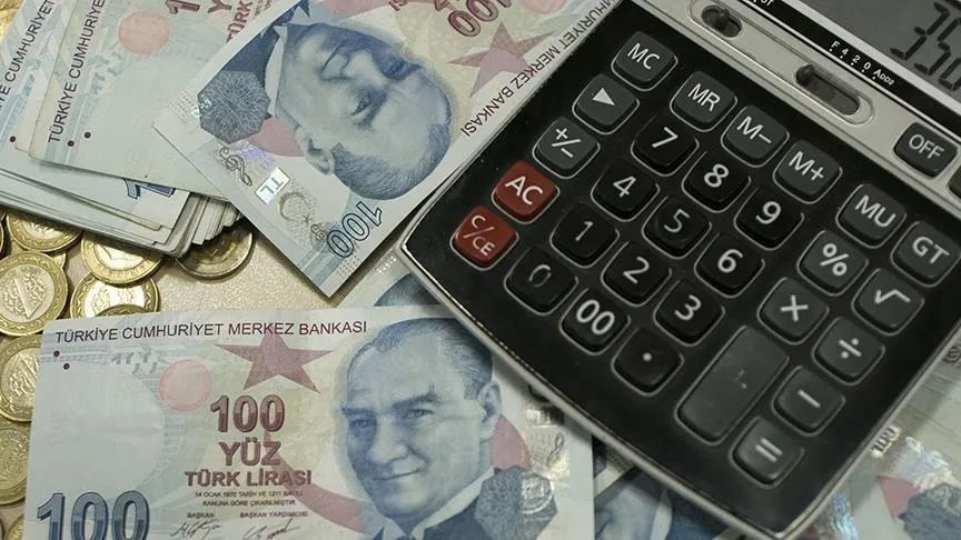 Milyonlarca memur ve memur emeklisinin gözü Ocak 2027 maaş
zammına çevrildi.

Memurların yeni yılın ilk ayında alacağı artışta toplu
sözleşme zammının yanı sıra 2026’nın ikinci yarısındaki enflasyon belirleyici
olacak.

Kamu görevlileri ile memur emeklileri Ocak 2027’de
yüzde 5 toplu sözleşme zammı alacak. Buna, 2026’nın ikinci yarısındaki
enflasyonun yüzde 7’yi aşan bölümünden kaynaklanan enflasyon farkı eklenecek.Henüz eylül, ekim, kasım ve aralık enflasyon rakamları
açıklanmadığı için kesin zam oranı belli olmadı. Ancak ekonomistlerin yıl sonu
tahminleri olası yeni maaşlara dair ilk hesapların yapılmasını sağlıyor.