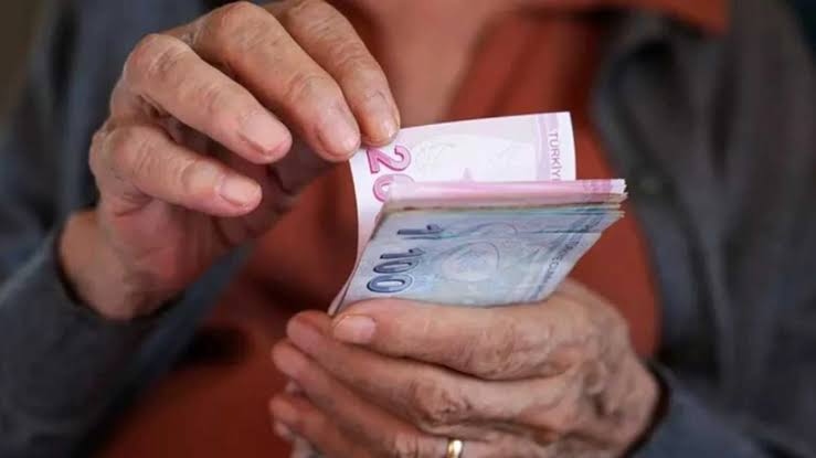 Memurların Ocak 2027'de alacağı maaş artışında belirleyici
olacak enflasyon verileri birikmeye devam ediyor.

Türkiye İstatistik Kurumu'nun açıkladığı verilere göre
tüketici fiyatları temmuz ayında yüzde 1,78, ağustos ayında yüzde 1,84 arttı.

Böylece yılın ikinci yarısındaki ilk iki aylık kümülatif
enflasyon yaklaşık yüzde 3,65 olarak gerçekleşti.